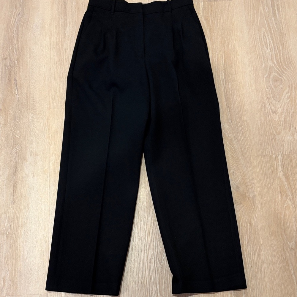 Aritzia Effortless Pant (Re)ssential 10 short